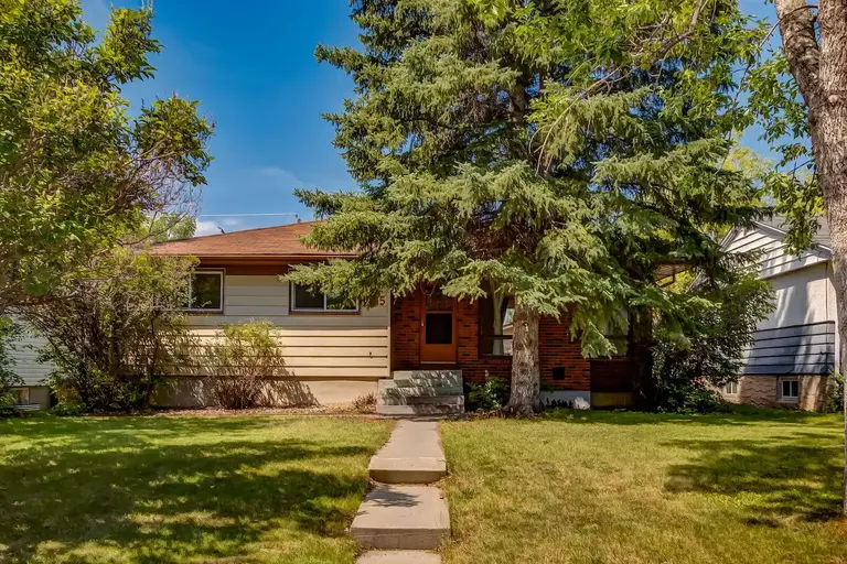 GREAT LOCATION BUNGALOW FOR RENT WITH LARGE YARD AND GARAGE | 2815 18 Street Northwest, Calgary | 2929320