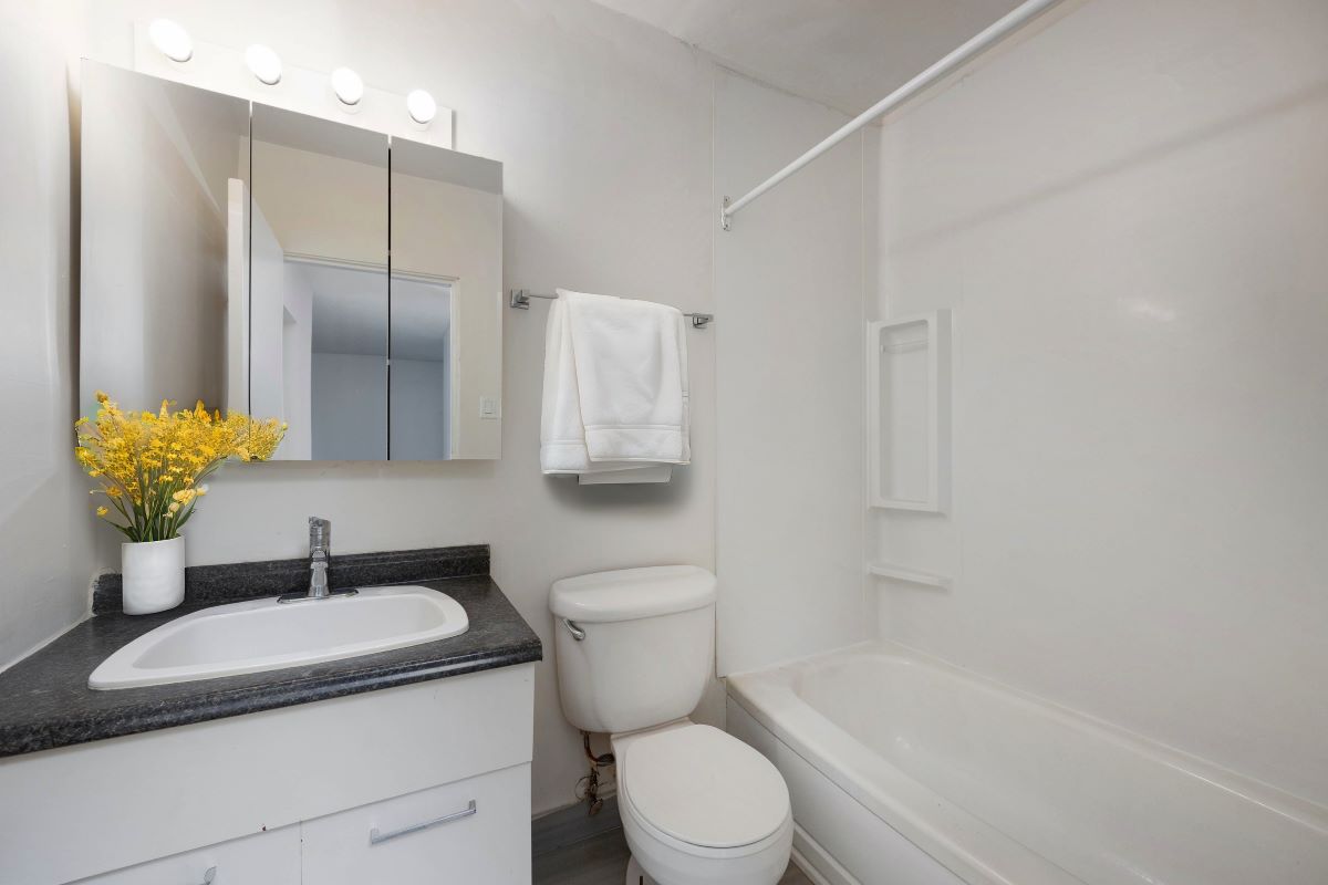 Hillside Manor | 2930604