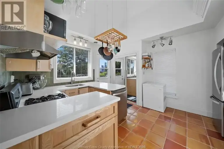 231 GLADSTONE | 231 GLADSTONE, Windsor | 2942314