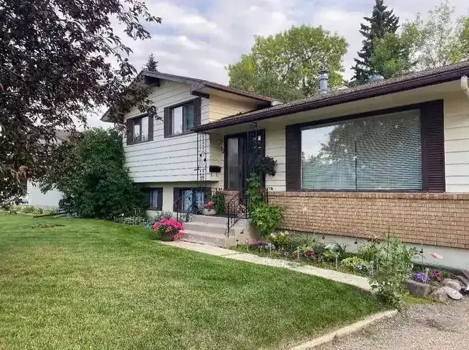 🏡 4 Bedroom 2 Bathroom Renovated House for Rent with Detached Garage 🏡 | 30 Malcolm Crescent, Red Deer | 2931940