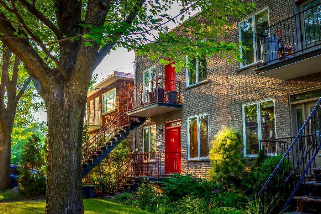 Ahuntsic | Luxueux 3 chambres + Bureau | 1800 pi² sur 2 étages | Cabanon, Cour et Boisé | Air Climatisé | 2932000
