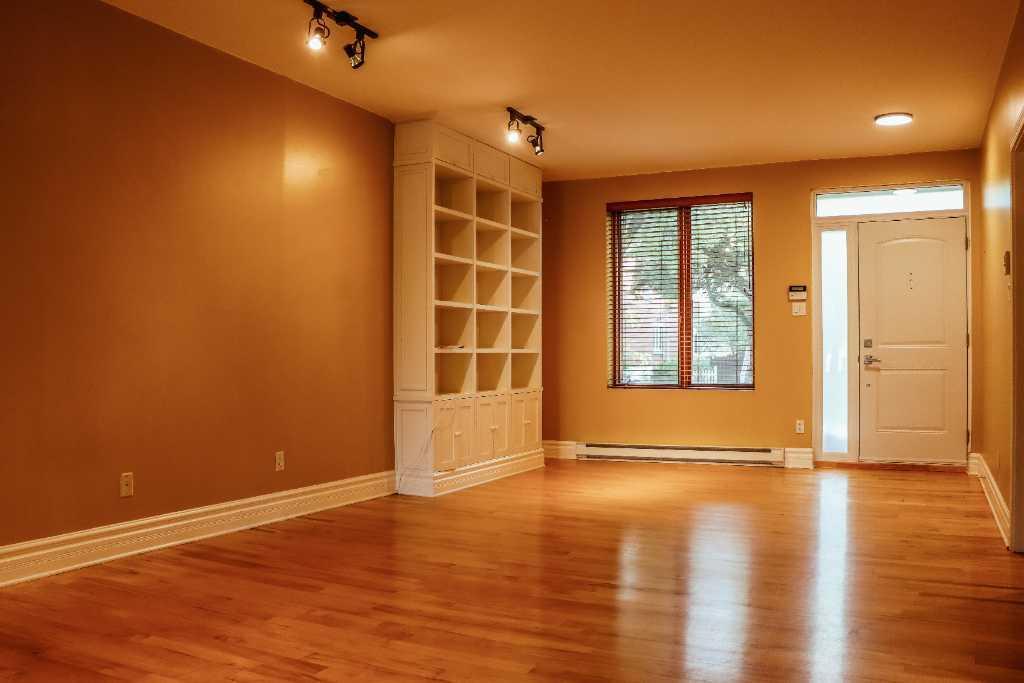 Ahuntsic | Luxueux 3 chambres + Bureau | 1800 pi² sur 2 étages | Cabanon, Cour et Boisé | Air Climatisé | 2932000