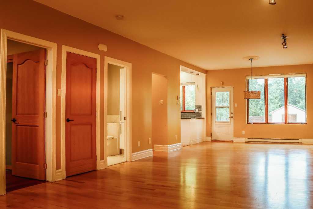 Ahuntsic | Luxueux 3 chambres + Bureau | 1800 pi² sur 2 étages | Cabanon, Cour et Boisé | Air Climatisé | 2932000