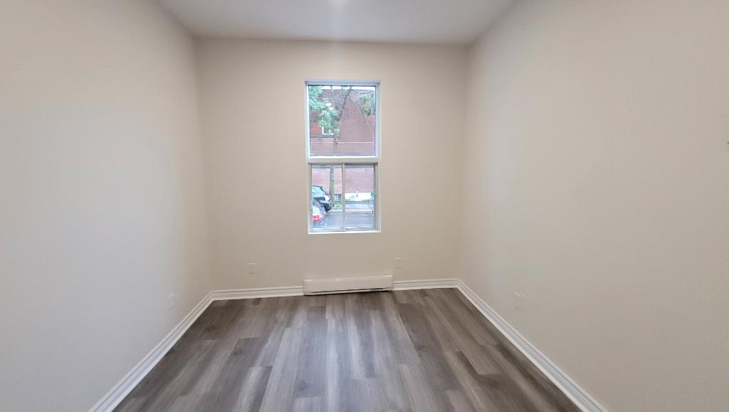 Petite-Italie 3 ½ Pied-à-terre RDC entièrement rénové et isolé à neuf H2S 1E8 | 2933632