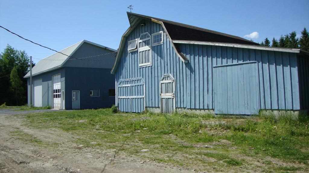 FERMETTE AVEC ÉRABLIERE GARAGE, ENTREPOT, avec terre a bois mature et plantation , | 2938394