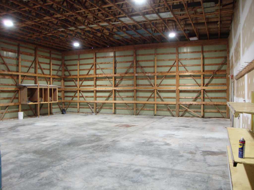 FERMETTE AVEC ÉRABLIERE GARAGE, ENTREPOT, avec terre a bois mature et plantation , | 2938394