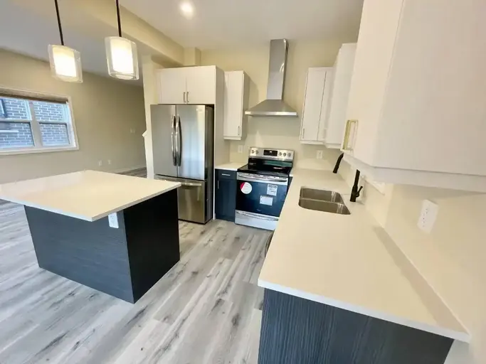 3886 Auckland Avenue | 3886 Auckland Avenue, London | 2947273