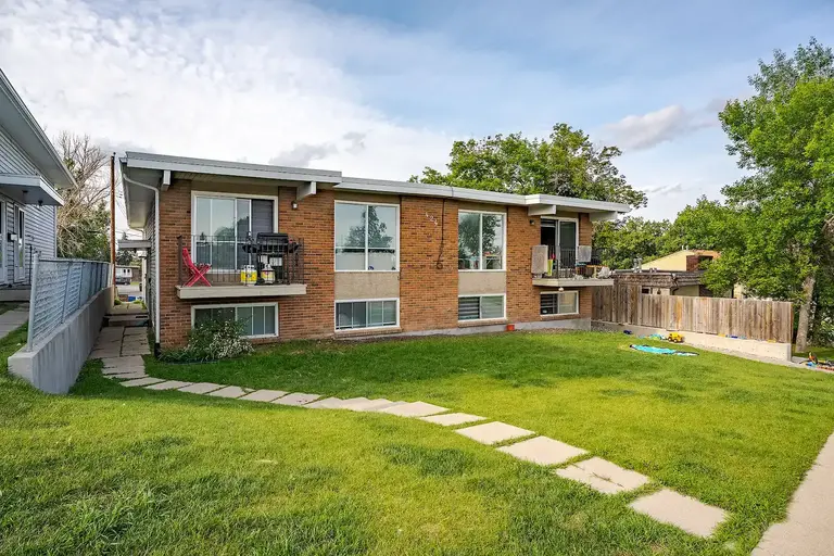 3 Bed and 1.5 bath near South Center mall | 2 - 424 Sabrina Road Southwest, Calgary | 2935113