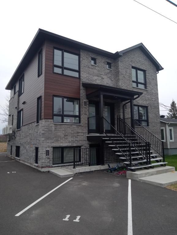 5 1/2, Ste-madeleine, bas de triple(demi-sous-sol), porte patio ,terrasse, cabanon, secteur sécuritaire, tranquille, près des services | 2935728