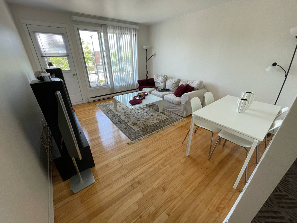 TRES BEAU 4 1/2 RENOVÉ | 2935774