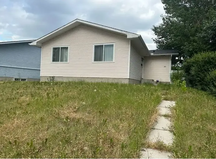 RENOVATED 3 BEDROOM 1.5 BATH MAIN FLOOR BUNGALOW | 363 Penworth Way Southeast, Calgary | 2948621