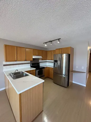 Neat Main level 2 Bedroom 1 Bath including 1 parking garage | Calgary | 2938925