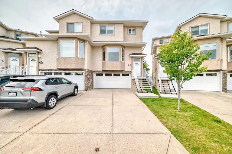 Charming & Spacious Townhome with Golf Course Views | Calgary | 2939247