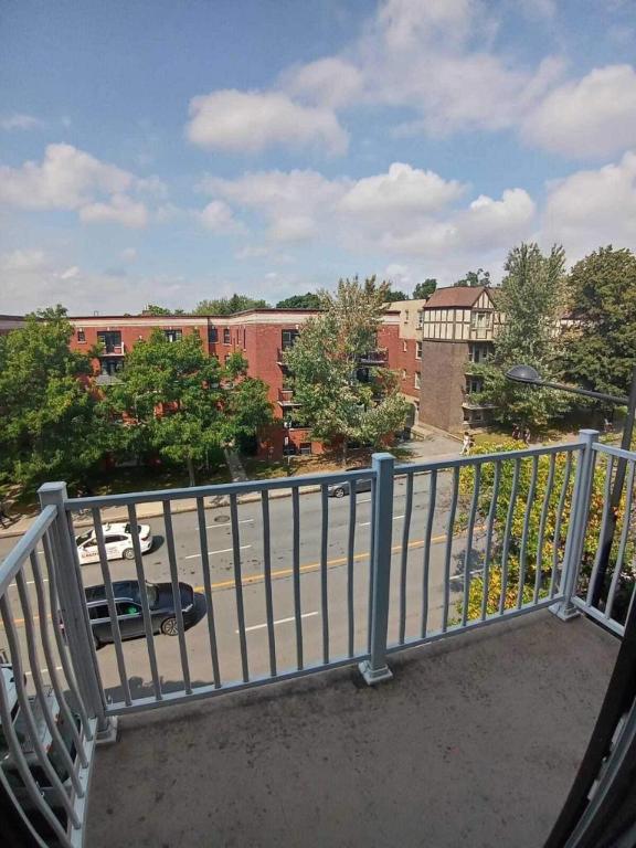 PRES DU METRO SNOWDON 3 CHAMBRES FERMEES- RENOVE | 2941383