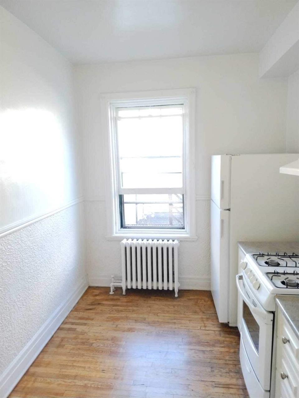 PRES DU METRO SNOWDON 3 CHAMBRES FERMEES- RENOVE | 2941441