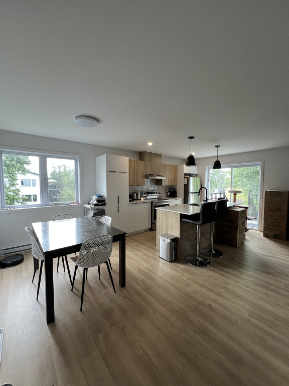 TRÈS GRAND 5 1/2 AVEC ELECTROMÉNAGERS! | 2941444