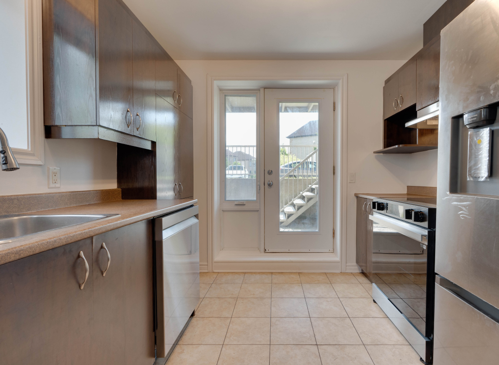 WOW! Spacieux 2 Cac Moderne! Parking! | 2941457