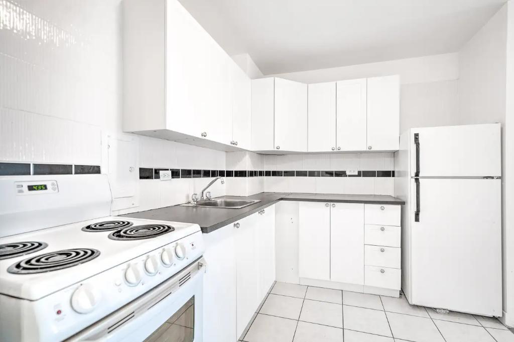 Appartement 3 1/2 - METRO SHERBROOKE - TOUT INCLUS - BALCON - | 2942401