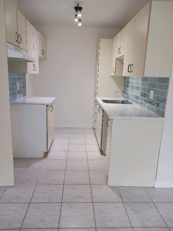 Libre maintenant Grand 6.5 sur deux étages au rez-de-chaussée dans un quadruplex | 2942403