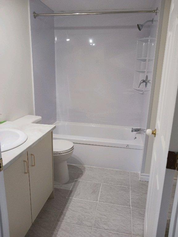 Libre maintenant Grand 6.5 sur deux étages au rez-de-chaussée dans un quadruplex | 2942403