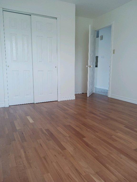 Libre maintenant Grand 6.5 sur deux étages au rez-de-chaussée dans un quadruplex | 2942403