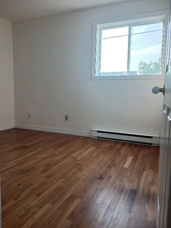Libre maintenant Grand 6.5 sur deux étages au rez-de-chaussée dans un quadruplex | 2942403