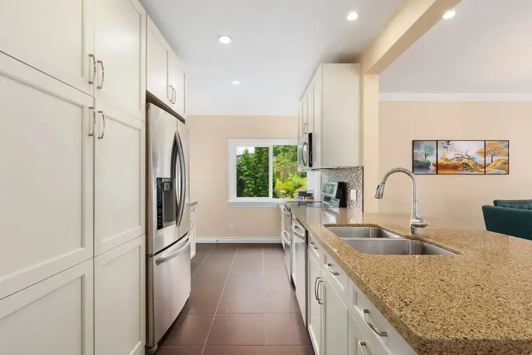 Desirable Duplex Home in Central Port Moody w/FREE parking/backyard | Port Moody | 2955656