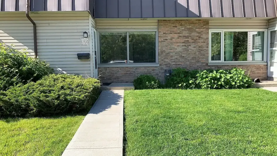 New hardwood flooring! Best locations! Sunny 3bdrmTownhouse near Chinook | Calgary | 2942778