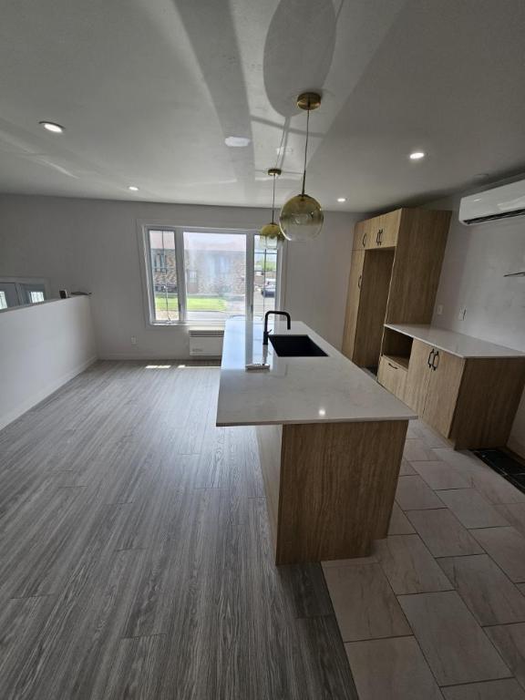 5 1/2 - Longueuil (Saint-Hubert) - 2 400 $/mois | 2942840