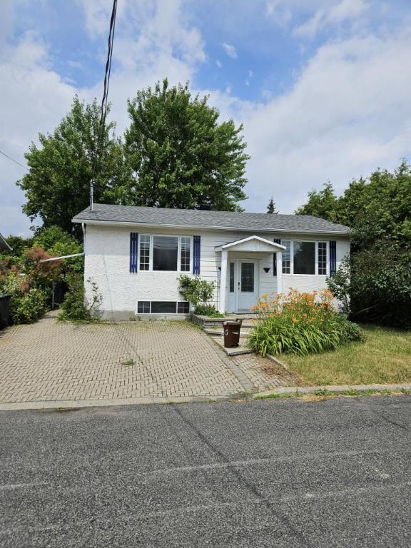 5 1/2 - Longueuil (Saint-Hubert) - 2 400 $/mois | 2942840