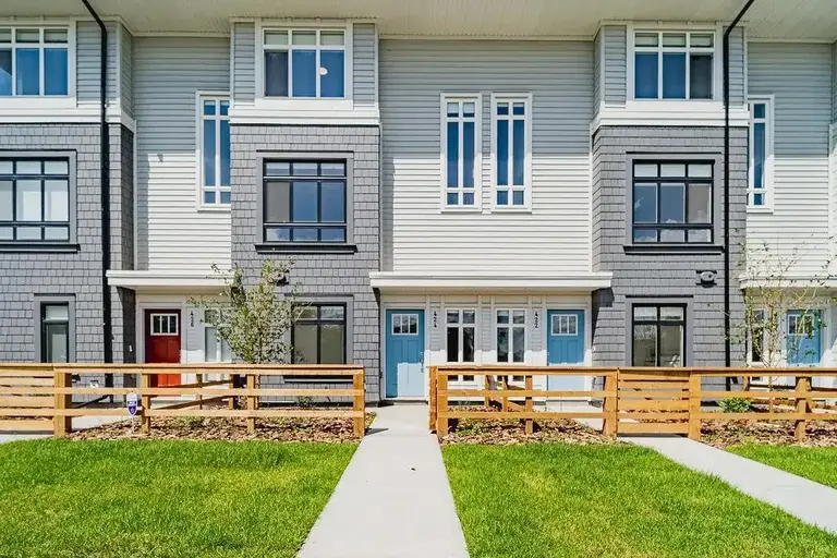 Brand New 3 Bedroom | 2.5 Bathroom Townhouse in Pine Creek – Available Now | SF179 | 210 Ave SW, Calgary | 2943147