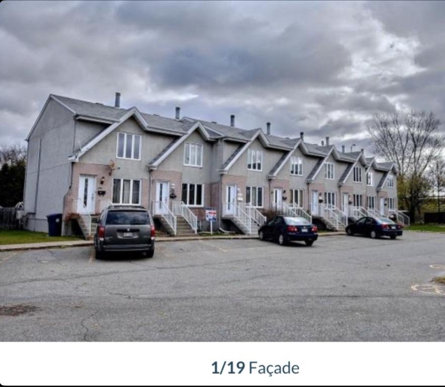 Maison de ville à louer, 3 chambres + 1 salle de bain, 1 salle d’eau, cour privée, stationnement privé | 2943850