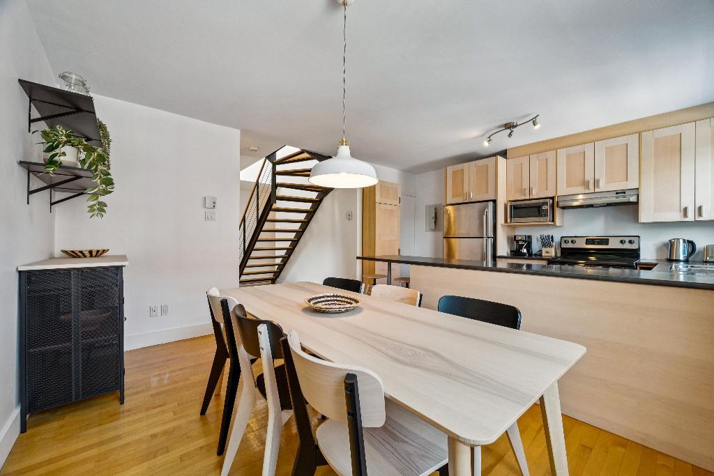 PLATEAU MONT-ROYAL, 7 1/2 entièrement MEUBLÉ et ÉQUIPÉ au Métro Laurier. LIBRE 1er AOÛT. | 2946938
