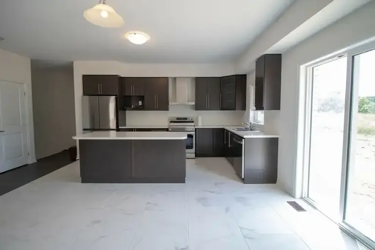 37 Mckernan Ave | 37 Mckernan Ave, Brantford | 2948578