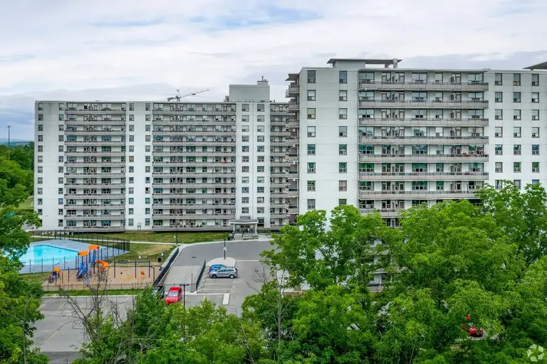 Camelot Towers - 981 Main Street West, Hamilton | 981 Main Street West, Hamilton | 2952310