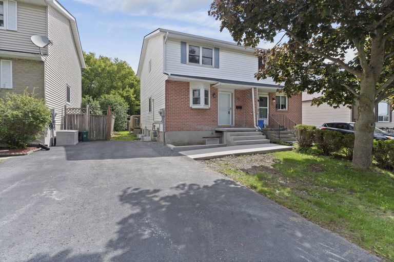 Newly renovated 3 bedroom, 2 storey unit in Central Kingston | 15 Trillium Court, Kingston | 2952917