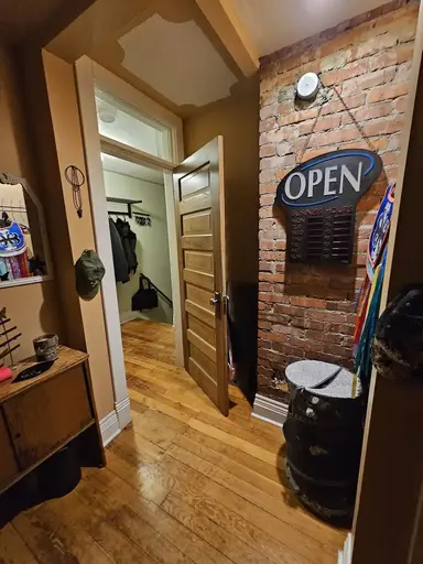Cliff Bungalow/Mission  Upper Heritage Home Clawfoot Tub In-Suite Laundry Pet OK | Upper - 2205 5 Street Southwest, Calgary | 2953969