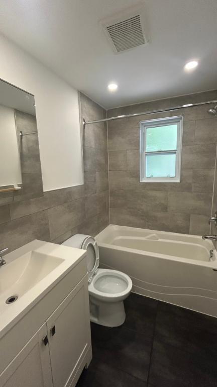 METRO JARRY/CREMAZIE - 3 CHAMBRES- 1.5 SALLE DE BAIN - PLANCHER BOIS FRANC - COMPTOIR QUARTZ - ARMOIRES MODERNES | 2955501
