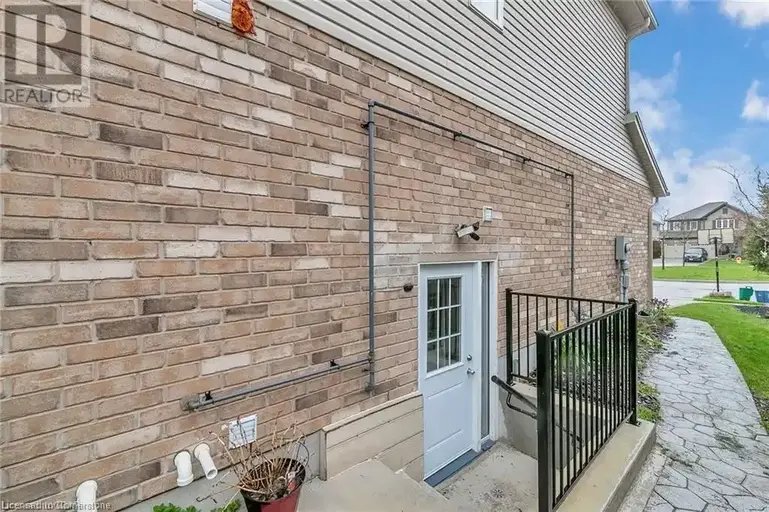 916 MAGDALENA Court Unit# B | 916 MAGDALENA Court Unit# B, Kitchener | 2955230