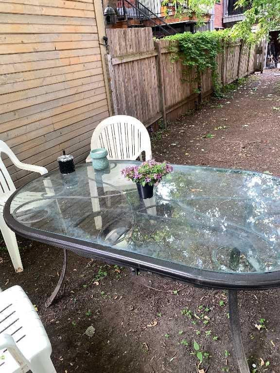 Petit 3 1/2 Neuf Mini Maison1étageToutInclus & Belle Cour Fermée avec Arbres matures CalmeSécurePrèsMétroPapineauWIFIPoeleFrigoLaveusePoss.Meubles Cha | 2955484