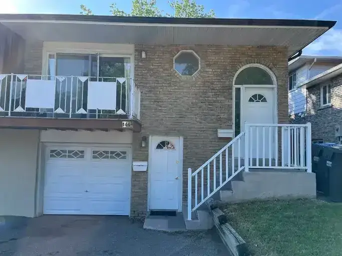 Move in Ready 3 bedroom 2 full bathroom backsplit | 144 Abell Drive, Brampton | 2958947