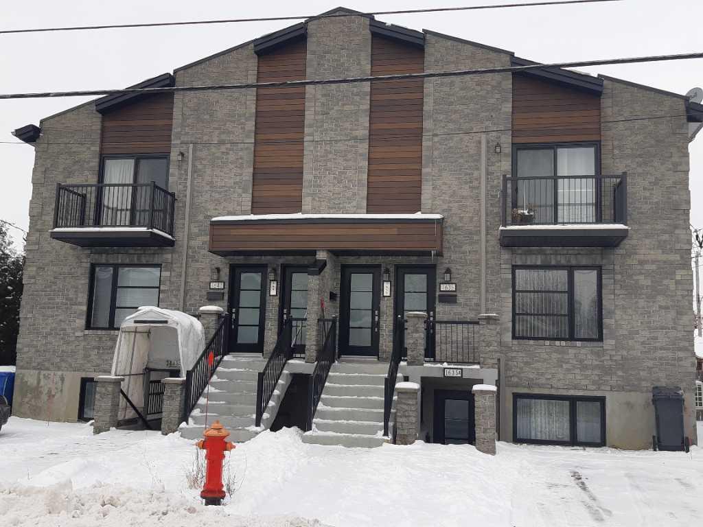 3 1/2 a louer Tranquille dans un triplex Cour Privé Table et BBQ Grande pièces ensoleiller, logement avec climatiseur mural. | 2960136