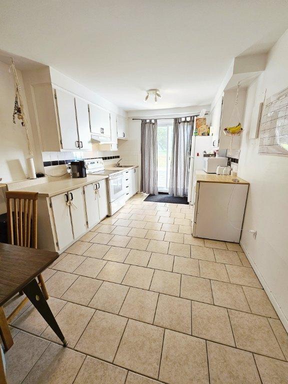 Grand 4 1/2 Demi-sous sol Bien éclairé | 2960140