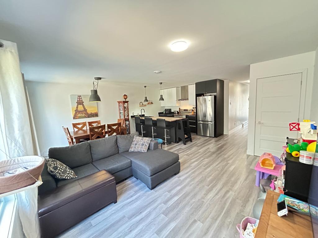 Maison de ville AVEC GARAGE INTÉGRÉ, COUR INTIME, PATIO Air climatisé, Balayeuse centrale, NON-FUMEUR ENQUÊTE CRÉDIT | 2960557