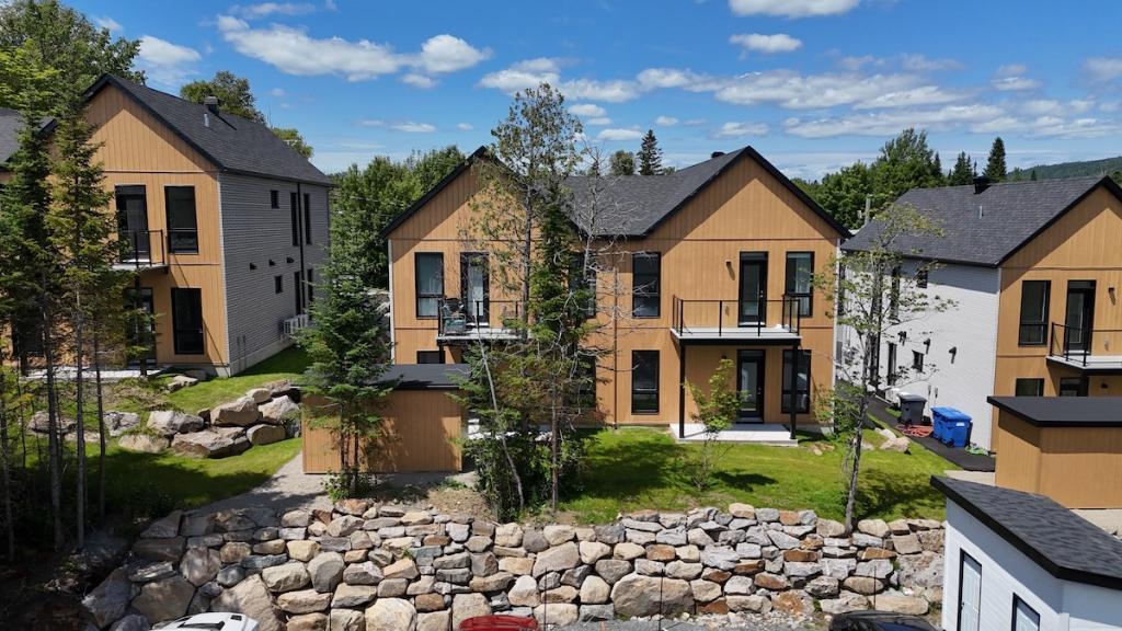 Condos neufs au rez-de-chaussée – à 2 minutes de marche des commerces. Saint-Donat • | 2969596