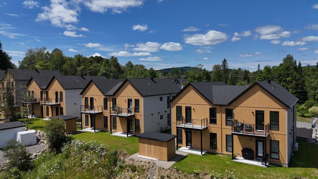 Condos neufs au rez-de-chaussée – à 2 minutes de marche des commerces. Saint-Donat • | 2969596