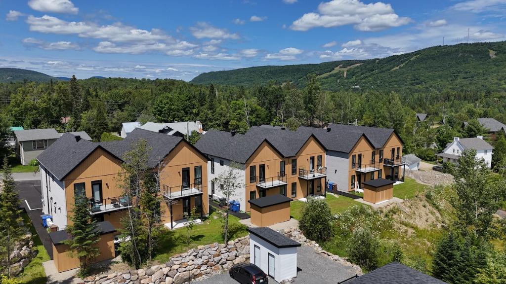 Condos neufs au rez-de-chaussée – à 2 minutes de marche des commerces. Saint-Donat • | 2969596
