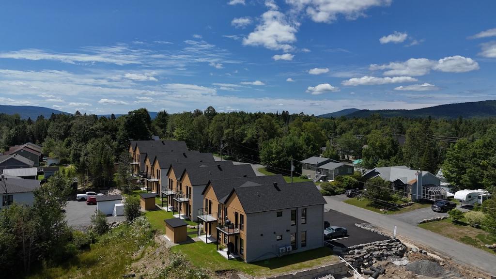 Condos neufs au rez-de-chaussée – à 2 minutes de marche des commerces. Saint-Donat • | 2969596