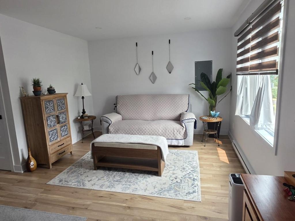 logement 5 1/2 sur deux étages avec cour arrière gazonné à Sainte-Madeleine | 2960871