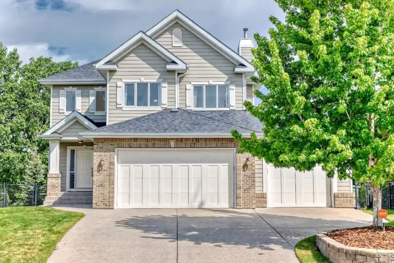 *THE* Greatest Location +Pet Friendly +So Much Space +Privacy: HERITAGE POINTE | Calgary | 2964004